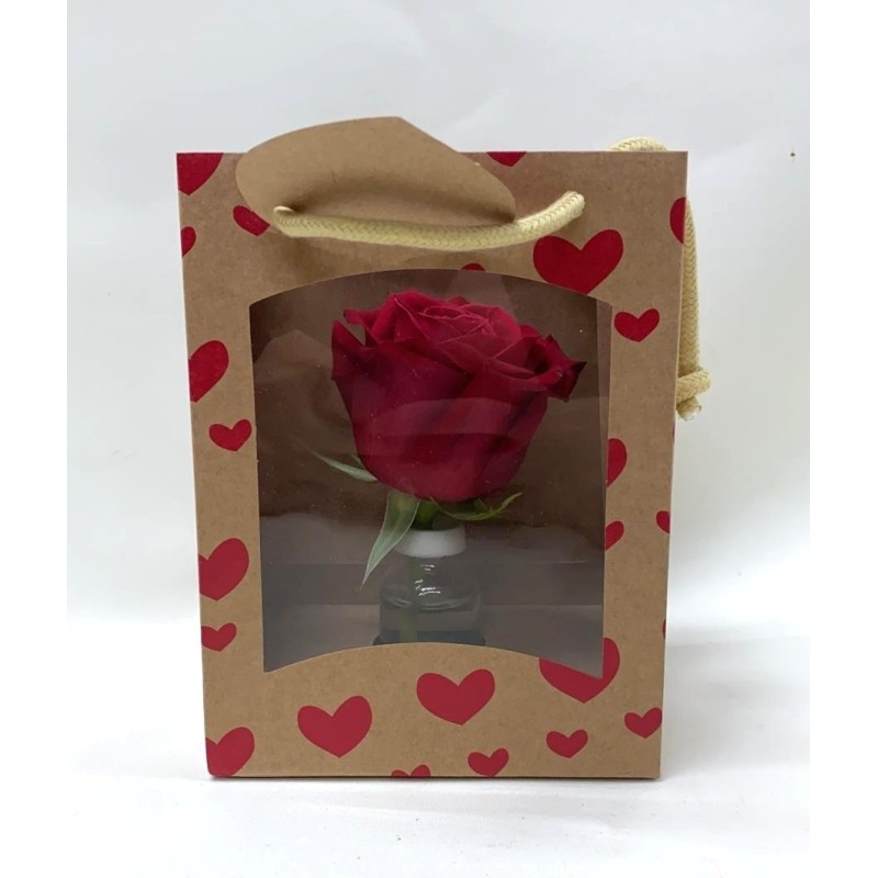 Rosa roja natural en caja de corazones